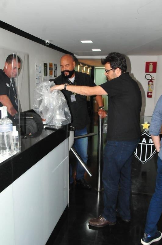 Filhos de Kalil devolvem Galo de Prata ao Atltico