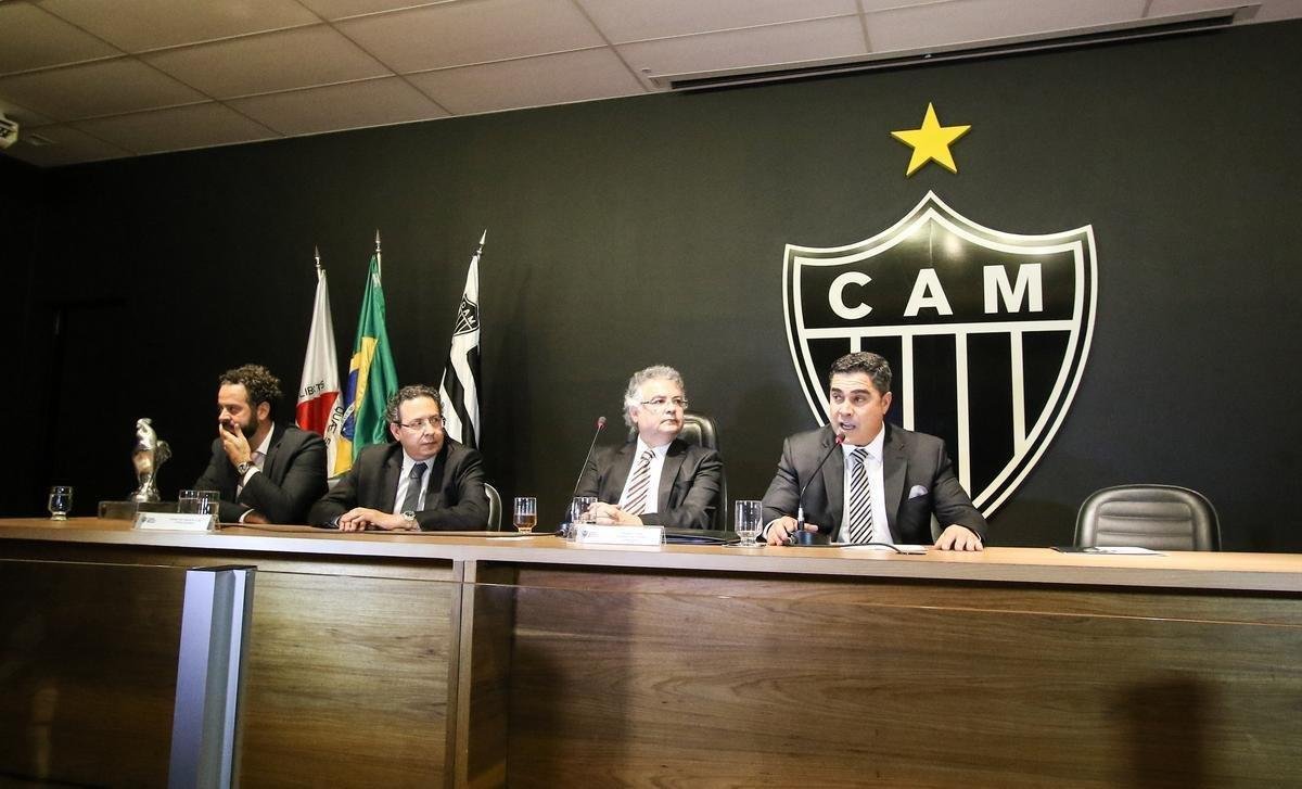 DEZEMBRO: no dia 11 de dezembro, Srgio Sette Cmara venceu a eleio presidencial do Atltico contra Fabiano Lopes Ferreira (266 a 41). No mesmo dia, anunciou a permanncia de Oswaldo de Oliveira e as contrataes de Alexandre Gallo (diretor de futebol) e Paulo Paixo (preparador fsico). Nos dias seguintes, decretou vrias mudanas. A mais impactante foi a demisso de Andr Figueiredo, dirigente das categorias de base. Para o seu lugar, foi contratado Marques, dolo do clube.