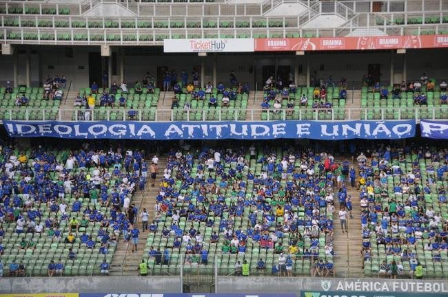 Fotos da torcida do Cruzeiro na vitria do time por 3 a 0 sobre a URT, no Independncia, pela primeira rodada do Campeonato Mineiro. Ronaldo, dono de 90% da SAF cruzeirense, esteve presente e foi ovacionado pelo pblico