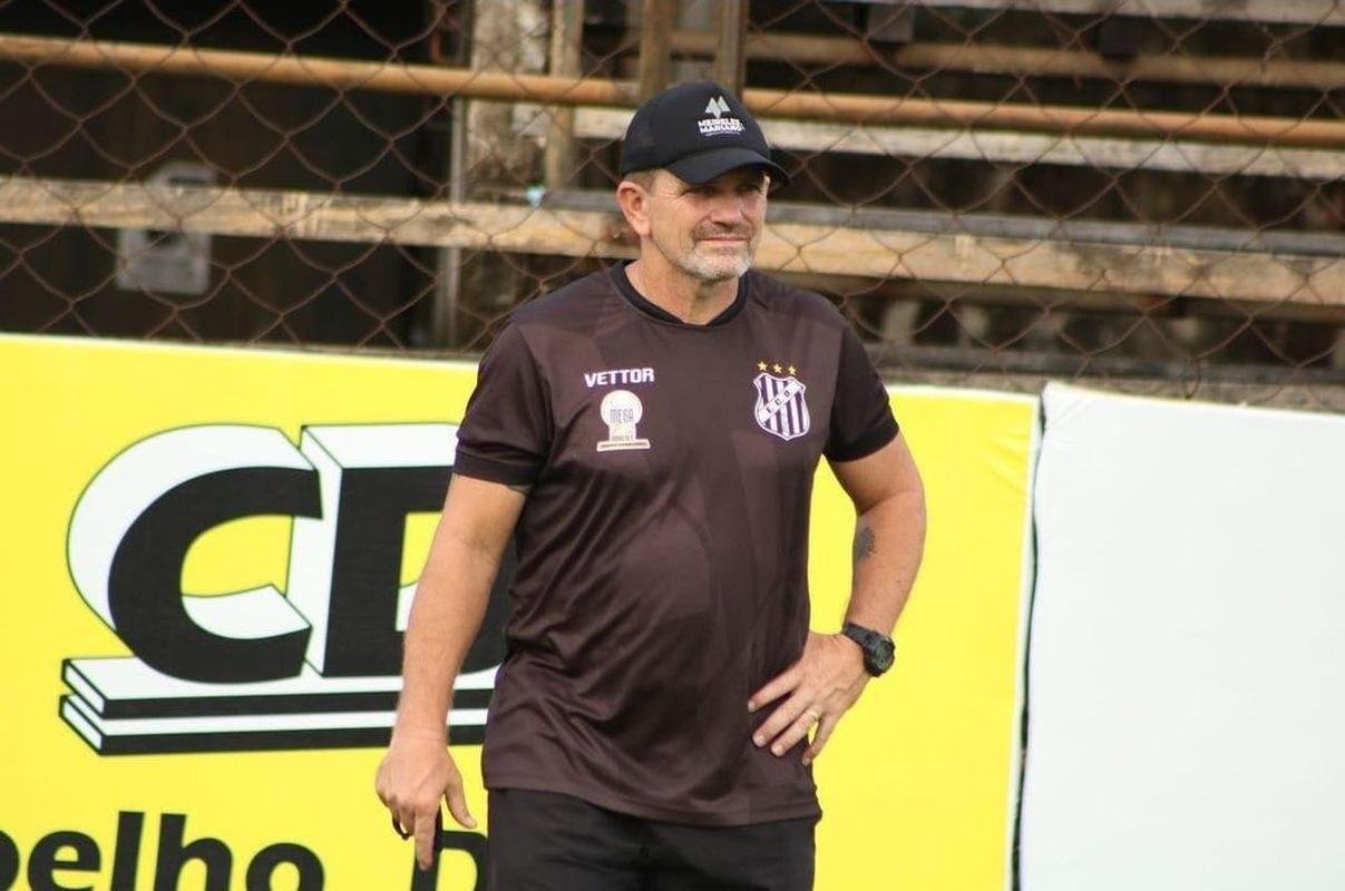 Paulo Schardong  o treinador do Democrata de Governador Valadares