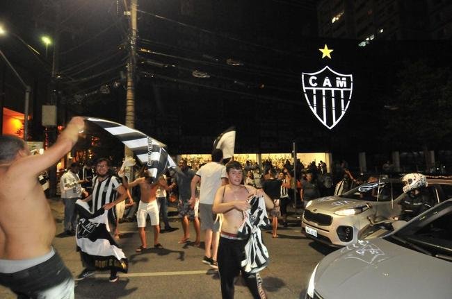 Fotos da festa e do buzinao da torcida do Atltico em frente  sede do clube, no bairro de Lourdes, em BH. Centenas de pessoas foram ao local para festejar, de forma antecipada, o ttulo brasileiro de 2021