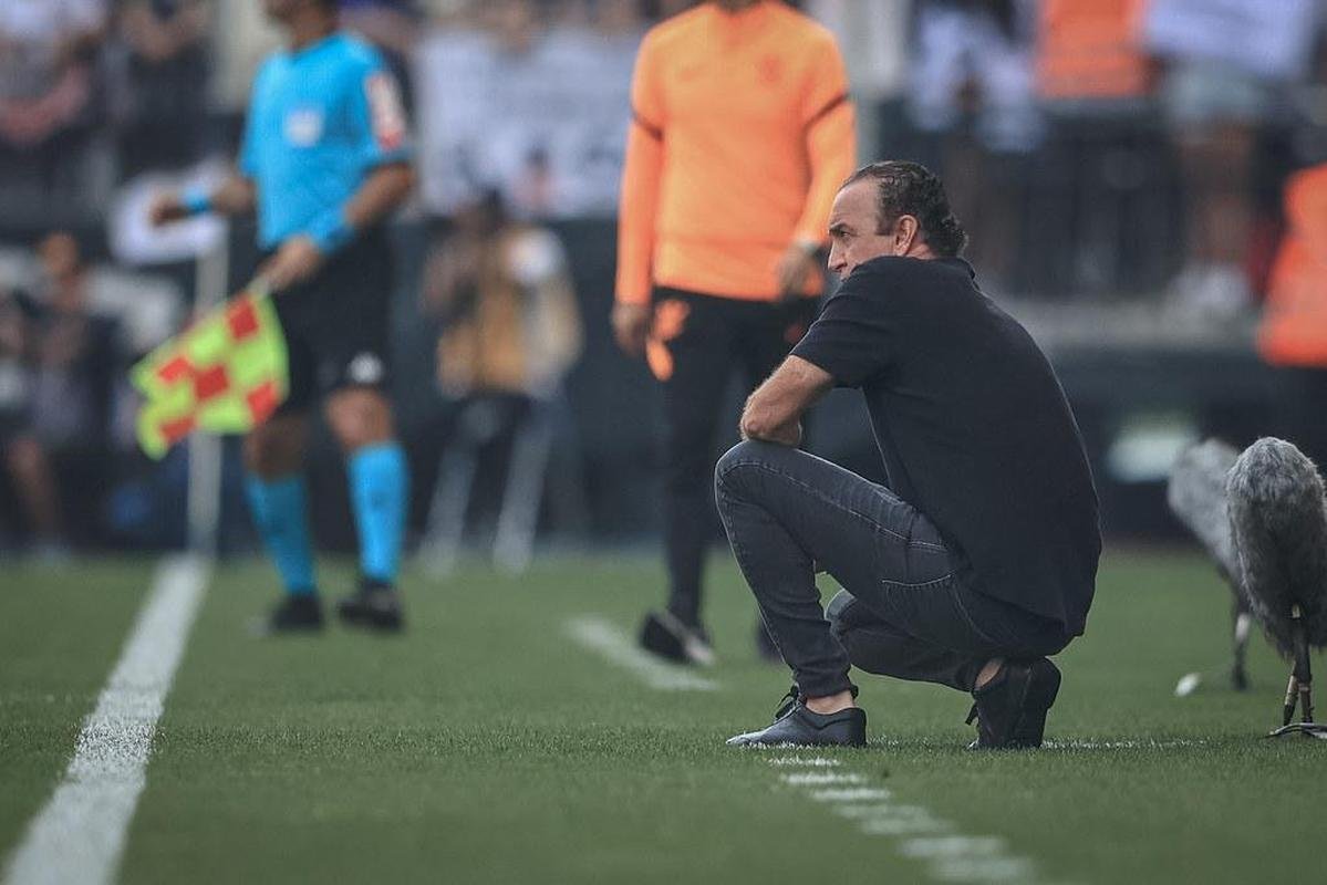 Aps a vitria sobre o Corinthians e a classificao para a Copa Libertadores, o Atltico anunciou a sada do tcnico Cuca, que tinha contrato at o fim de 2022. A terceira passagem de Cuca pelo Atltico no foi vitoriosa como as demais. Em 21 jogos, o paranaense venceu apenas sete, empatou sete e perdeu outras sete, com aproveitamento de 44,4%.