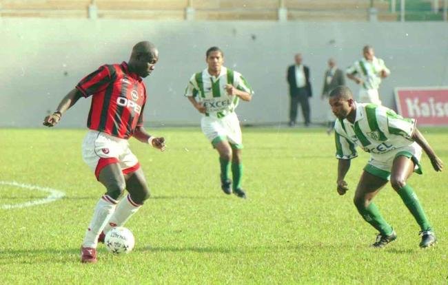 Celso e George Weah marcaram os gols do empate por 1 a 1 entre Amrica e Milan, no Independncia