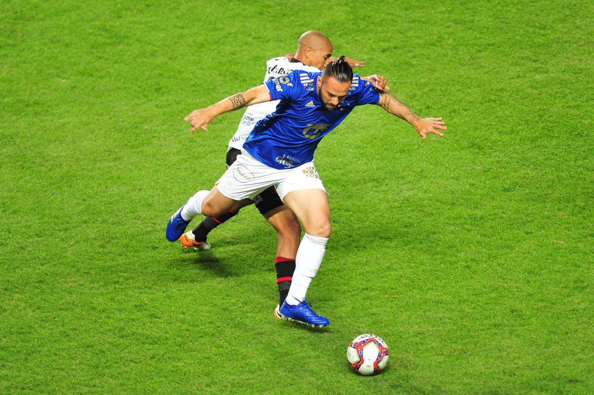 Fotos do duelo entre Cruzeiro e Vitria, no Independncia, em Belo Horizonte, pela 17 rodada da Srie B do Campeonato Brasileiro