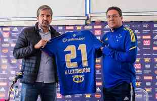 Agosto/2021: Em 3 de agosto, o Cruzeiro contratou Vanderlei Luxemburgo. A chegada do técnico à Toca da Raposa II foi apoiada por Pedro Lourenço, principal mecenas do clube, que prometeu ajudar com o pagamento de salários atrasados. O comandante foi apresentado por Rodrigo Pastana em 5 de agosto. 