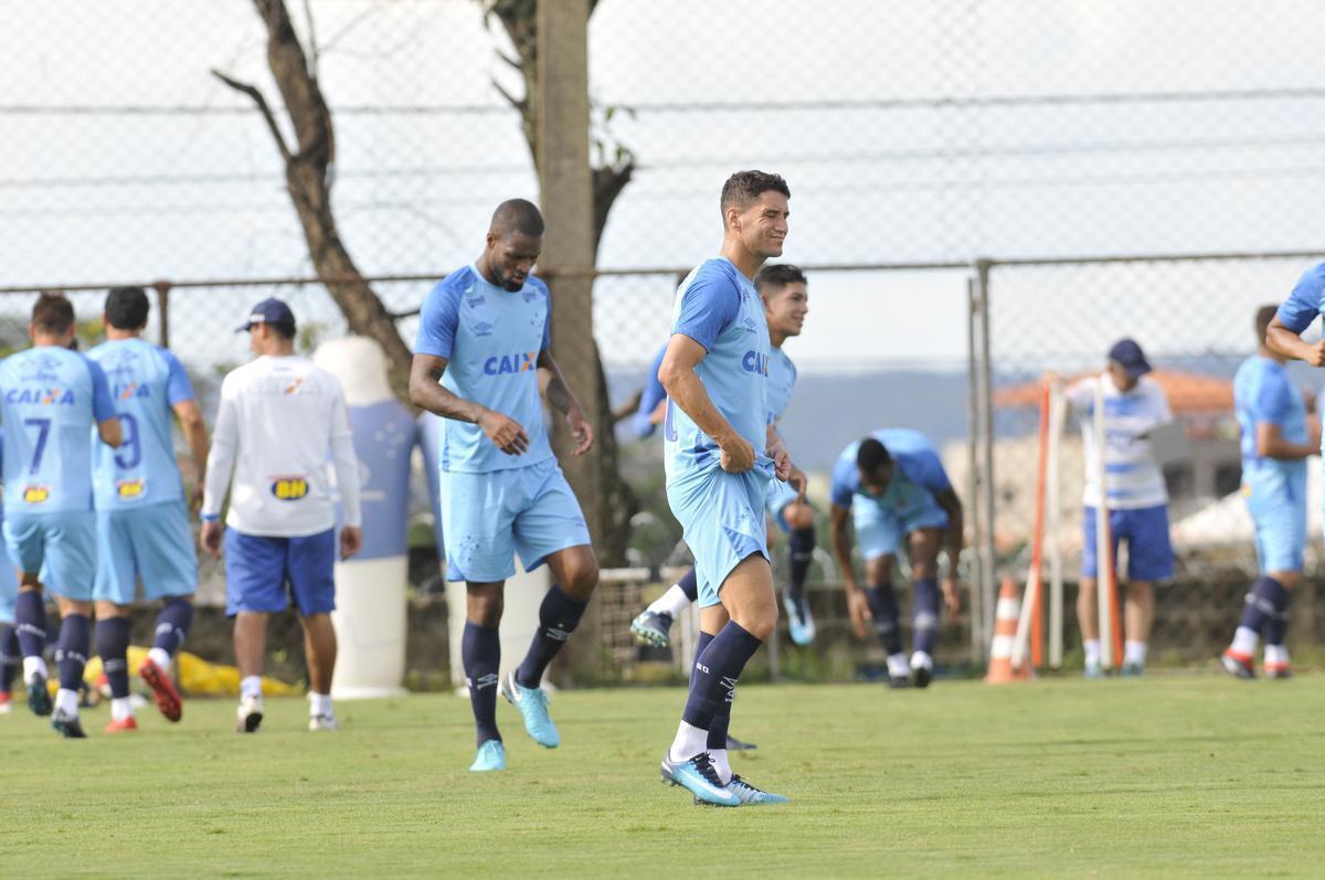 Mano Menezes montou Cruzeiro que deve encarar o Villa Nova no sbado e promoveu trs mudanas em relao ao ltimo jogo: Murilo entrou na vaga de Leo, Egdio no lugar de Marcelo Hermes e Robinho deu lugar a Ariel Cabral