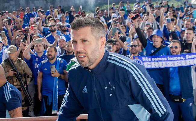 Tcnico Paulo Pezzolano, do Cruzeiro, antes da partida diante o Brusque, nesse sbado (30), pela 21 rodada da Srie do Campeonato Brasileiro