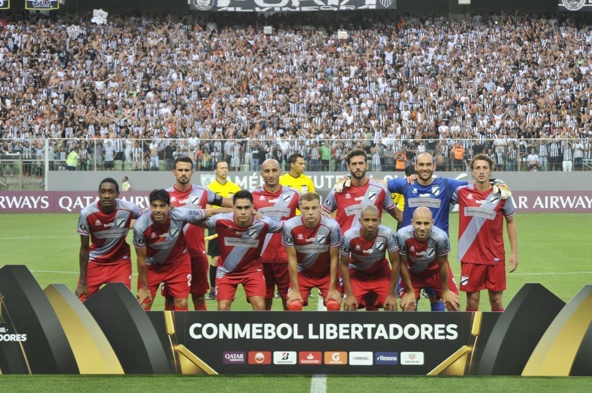 No primeiro tempo, Atltico abriu 3 a 1 no placar, com gols de Luan e Ricardo Oliveira (2)