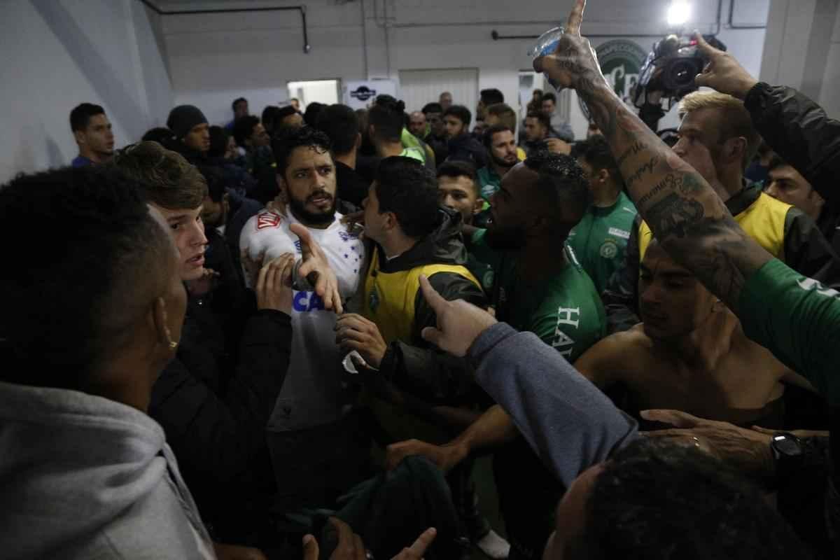 Confuso entre jogadores de Chapecoense e Cruzeiro foi generalizada aps jogo na Arena Cond