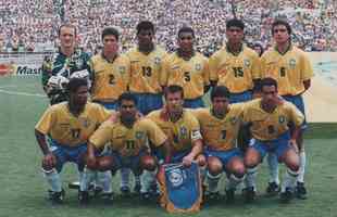 1994 - Drsticas mudanas em 1994, ano em que o Brasil voltou a ser campeo. Emblema da CBF estava sobreposto como uma 'marca d'gua' ao longo da camisa, com gola verde. Topper deu lugar  Umbro