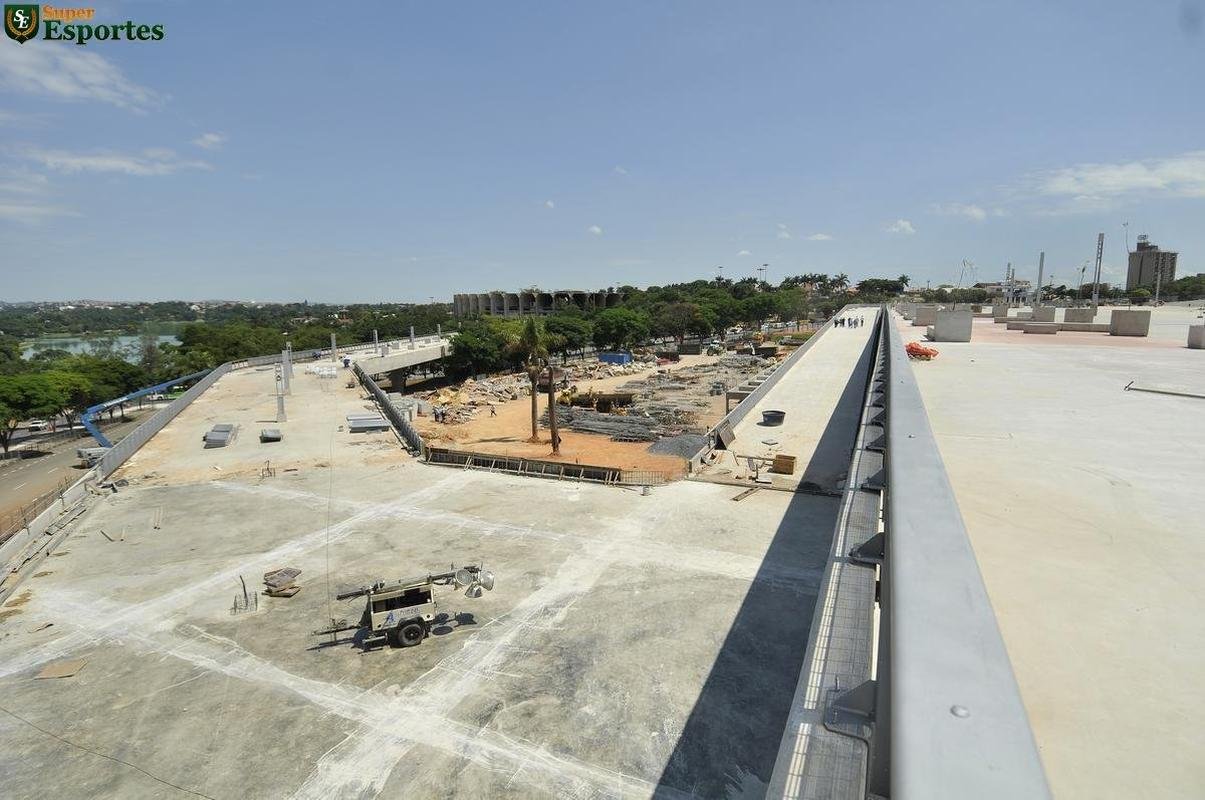 06/12/2012 - Esplanada quase pronta. Reforma entra na parte dos detalhes, do acabamento final.