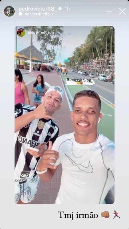 O meia Pedrinho postou foto com amigo caminhando na orla da praia de Macei, Alagoas, sua terra natal.