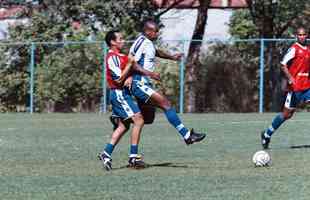 Fotos do zagueiro Joo Carlos em suas passagens pelo Cruzeiro, entre 1996 e 2001