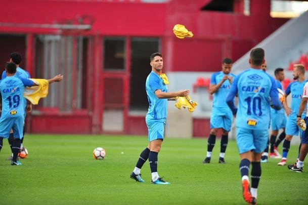 Fotos do treino do Cruzeiro no estdio Libertadores de Amrica, casa do Independiente, em Avellaneda. Time celeste fechou preparao para o jogo contra o Racing, s 21h30 desta tera-feira, no El Cilindro, pela primeira rodada do Grupo 5 da Copa Libertadores (Ramon Lisboa/EM D.A Press)