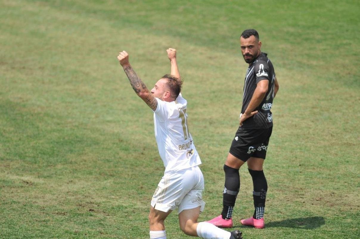 Cruzeiro e Ponte Preta se enfrentaram numa manh de forte calor em Sete Lagoas