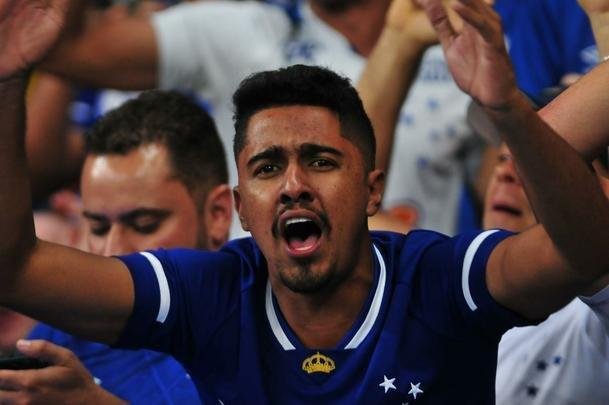 Da ansiedade  festa: torcedores do Cruzeiro foram  loucura no Mineiro