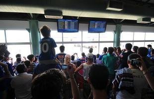 Torcida faz festa em aeroporto para receber o tricampe�o Brasileiro