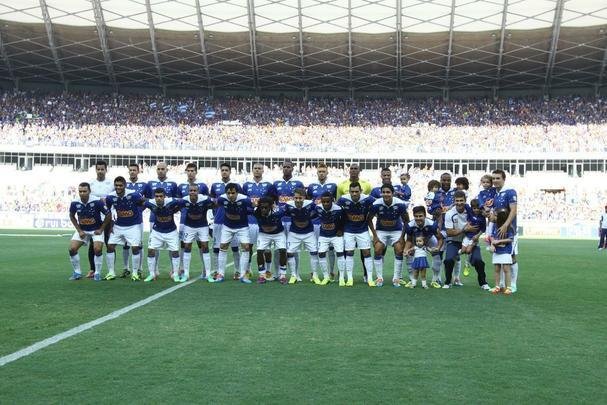 Na imagem, os companheiros de Tinga no elenco do Cruzeiro. Juntos, eles ganharam uma edio do Campeonato Mineiro (2014) e duas do Brasileiro (2013 e 2014)