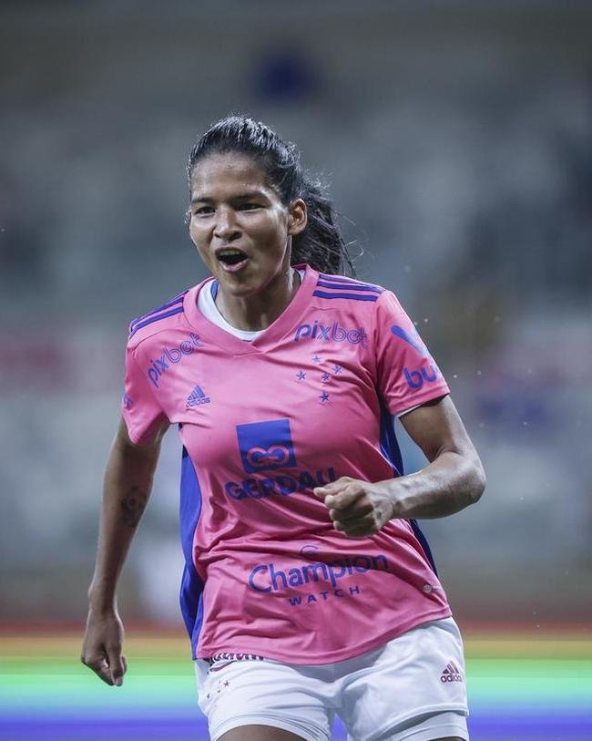 Em preliminar de Cruzeiro x Ituano pela Srie B, o time feminino da Raposa, conhecido como Cabulosas, goleou o Araguari por 8 a 0 pela terceira rodada do Campeonato Mineiro Feminino. Equipe cruzeirense estreou o uniforme rosa, confeccionado pela Adidas em homenagem  campanha Outubro Rosa, de conscientizao contra o cncer de mama