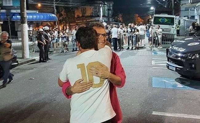 Apresentador Neto tambm foi ao velrio de Pel, durante a madrugada