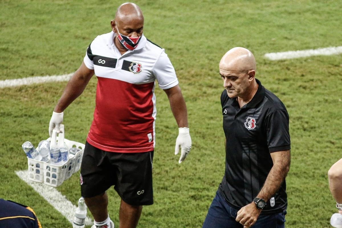 O Náutico equilibrou na segunda metade do primeiro tempo e o jogo ficou aberto para as equipes, com ambas criando boas chances. Jorge Henrique, de cabeça, teve duas oportunidades pelo Timbu. o Santa acertou uma bola na trave, com Didira, mas o placar terminou sem gols na etapa inicial.