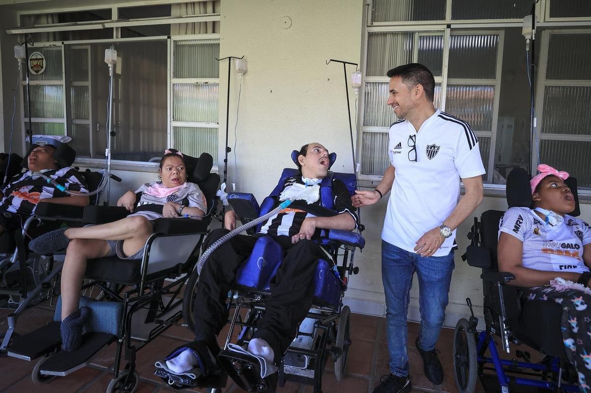 Jogadores do Atltico visitam Ncleo Assistencial Caminhos para Jesus