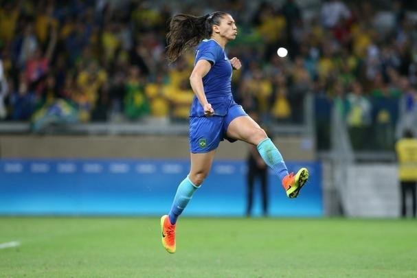 Imagens emocionantes das cobranas de pnaltis no Mineiro e da classificao do Brasil s semifinais do torneio feminino de futebol dos Jogos Olmpicos. Goleira Brbara pegou pnalti e deu vitria  Seleo por 7 a 6 sobre a Austrlia. Com 52 mil pagantes, estdio foi  loucura.