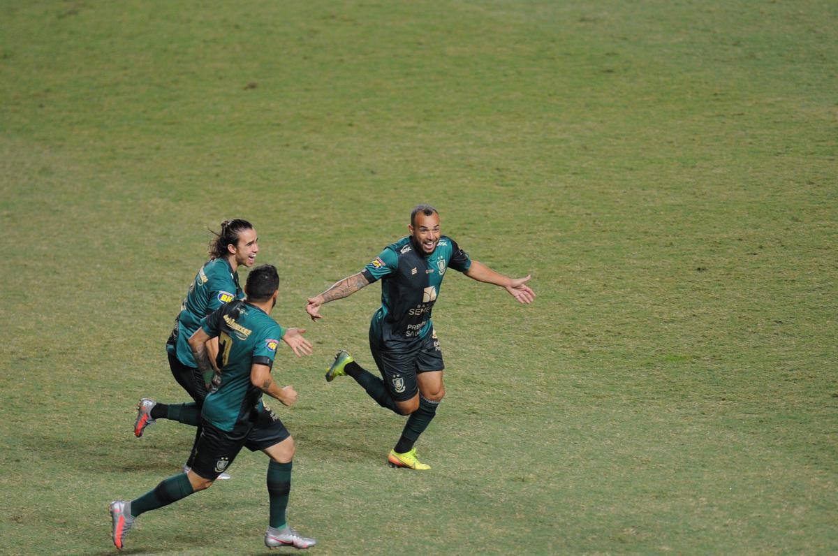 Com uma bomba, Rodolfo abriu o placar para o Amrica depois de assistncia de Al: 1 a 0