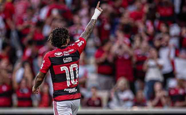 Gabigol voltou a balanar a rede em vitria do Flamengo sob olhares de Jorge Sampaoli