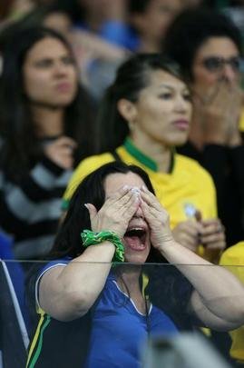 Imagens emocionantes das cobranas de pnaltis no Mineiro e da classificao do Brasil s semifinais do torneio feminino de futebol dos Jogos Olmpicos. Goleira Brbara pegou pnalti e deu vitria  Seleo por 7 a 6 sobre a Austrlia. Com 52 mil pagantes, estdio foi  loucura.