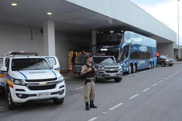 Jogadores do Cruzeiro desembarcaram nesta sexta-feira  tarde no Aeroporto de Confins, na Grande Belo Horizonte, depois da derrota por 2 a 0 para o Grmio, em Porto Alegre. O policiamento foi reforado e houve escolta do nibus at a Toca da Raposa II. No houve presena de torcidas organizadas. Motoristas de aplicativo, presentes no local, foram os nicos a presenciar a chegada. Os cruzeirenses xingaram, enquanto os atleticanos gritaram 'o o o, segunda diviso'.