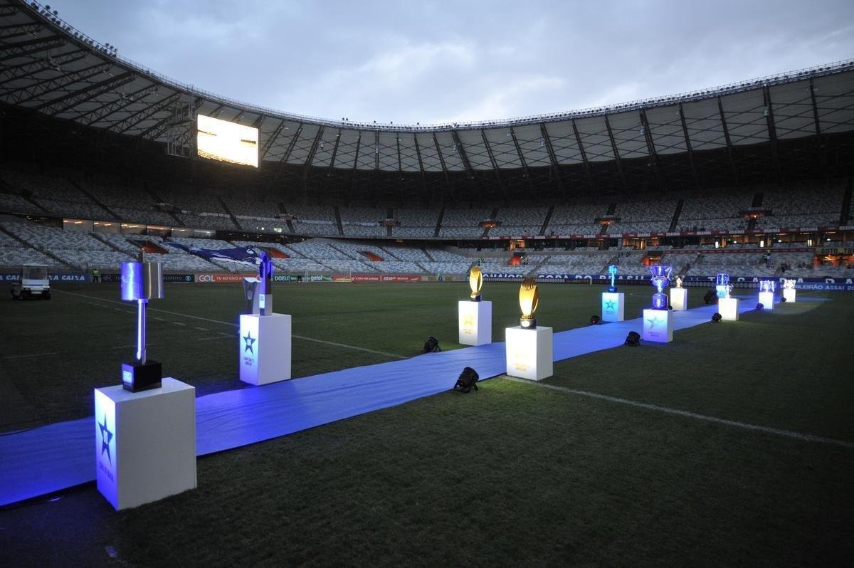 Antes de jogo entre Cruzeiro e Cear, goleiro Fbio foi homenageado pelas 800 partidas a servio do clube. Na imagem, todos os trofus conquistados pelo camisa 1 no time celeste: seis Campeonatos Mineiros (2006, 2008, 2009, 2011, 2014 e 2018), trs Copas do Brasil (2000, 2017 e 2018) e dois Campeonatos Brasileiros (2013 e 2014).