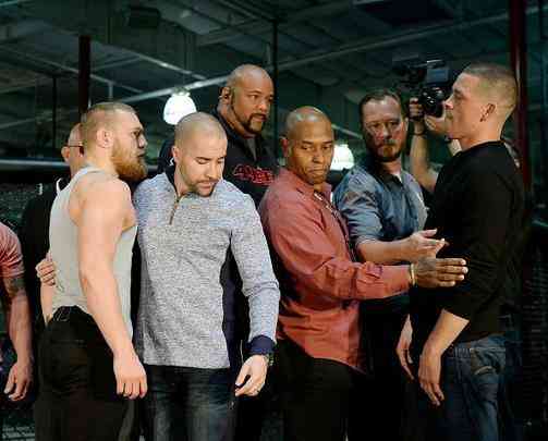 Com presena de imprensa e fs, Conor McGregor e Nate Diaz participam de conferncia em Los Angeles e esquentam clima para duelo no UFC 196