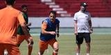 Jogadores do Santa Cruz treinaram no est�dio do Arruda, j� apresentando trabalhos com bola no gramado, sob a supervis�o do t�cnico Itamar Sch�lle. Todos os atletas e os membros da comiss�o t�cnica seguem submetidos �s medidas de afastamento social.