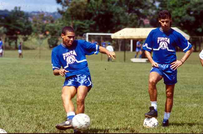 Ronaldo e Paulo Roberto Costa durante treino de falta em 1994