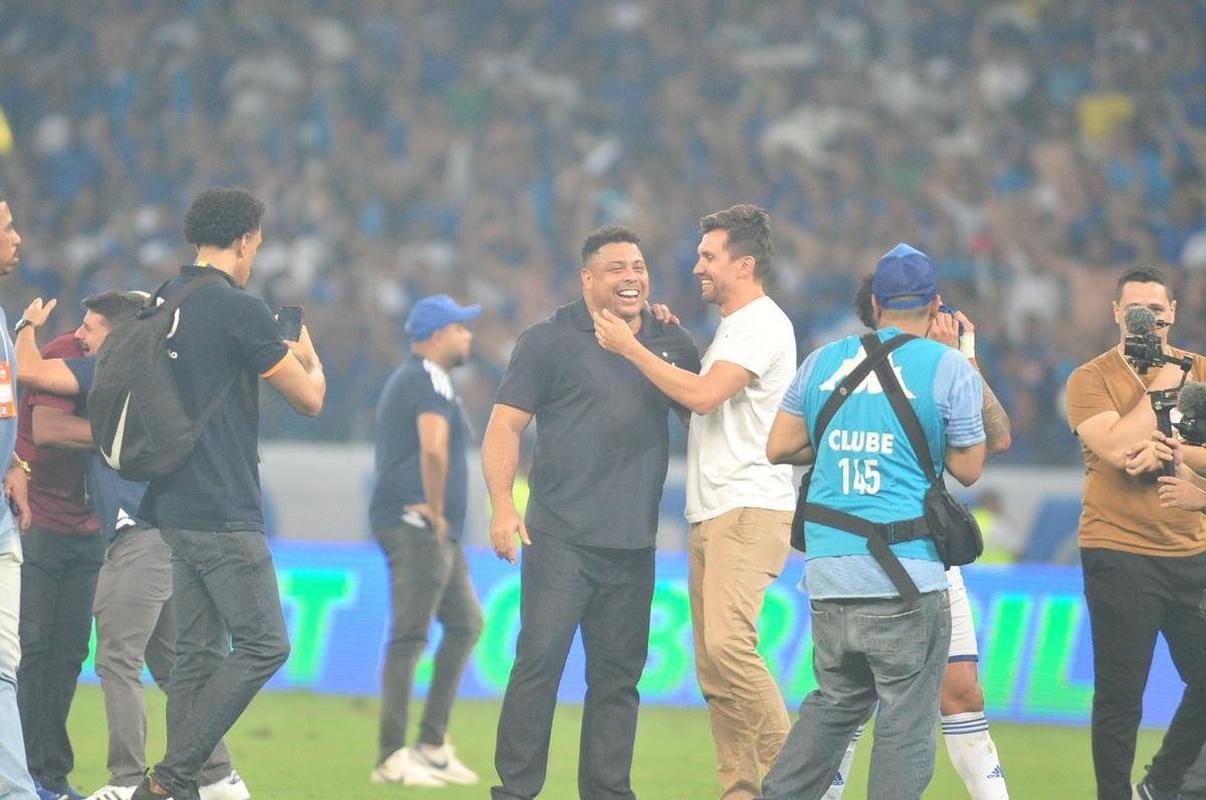 Depois de confirmar o acesso  Srie A com a vitria sobre o Vasco, jogadores do Cruzeiro foram  loucura no Mineiro. Nas arquibancadas, torcedores deliraram. Muitos tambm foram s lgrimas de emoo 