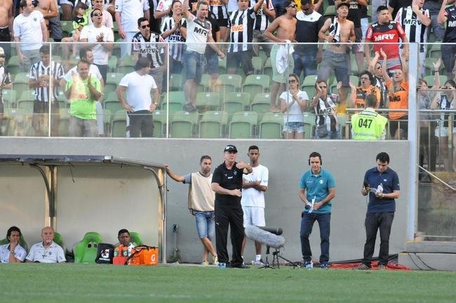 lances do primeiro tempo do jogo entre Atl�tico e Flamengo no Independ�ncia