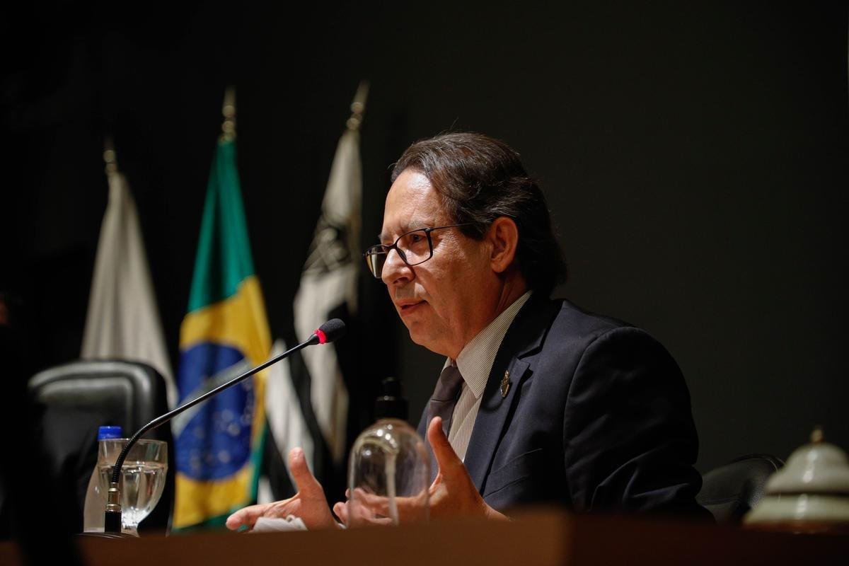 Presidente Srgio Sette Cmara anunciou nesta quinta-feira que no se canditar  reeleio no Atltico. Ao lado do vice, Lsaro Cndido da Cunha, ele fez um balano dos trs anos de gesto