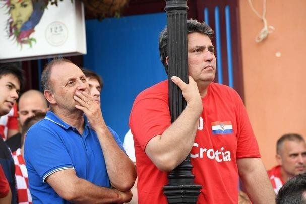 Reaes da torcida croata em Zagreb depois da perda do ttulo da Copa do Mundo para a Frana