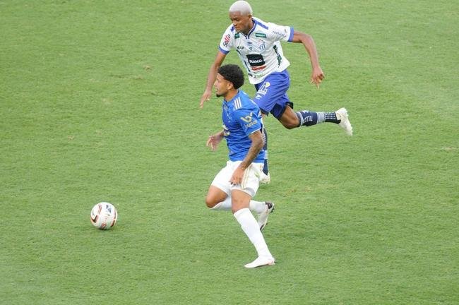 Cruzeiro goleou URT por 3 a 0 no Independncia com gols de Thiago, Machado e Edu em sua estreia no Mineiro. Ronaldo, dono da SAF, assistiu  partida no Horto. Duelo marcou estreia do tcnico uruguaio Paulo Pezzolano