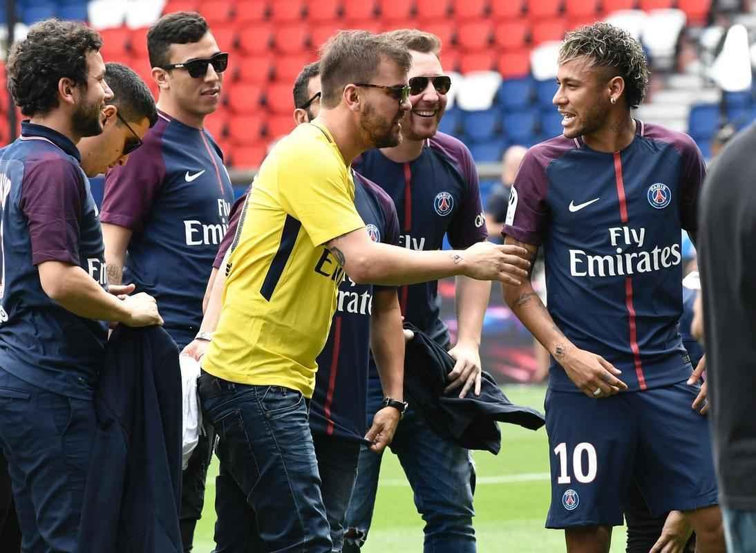 Imagens da apresentao de Neymar como grande reforo do Paris Saint-Germain