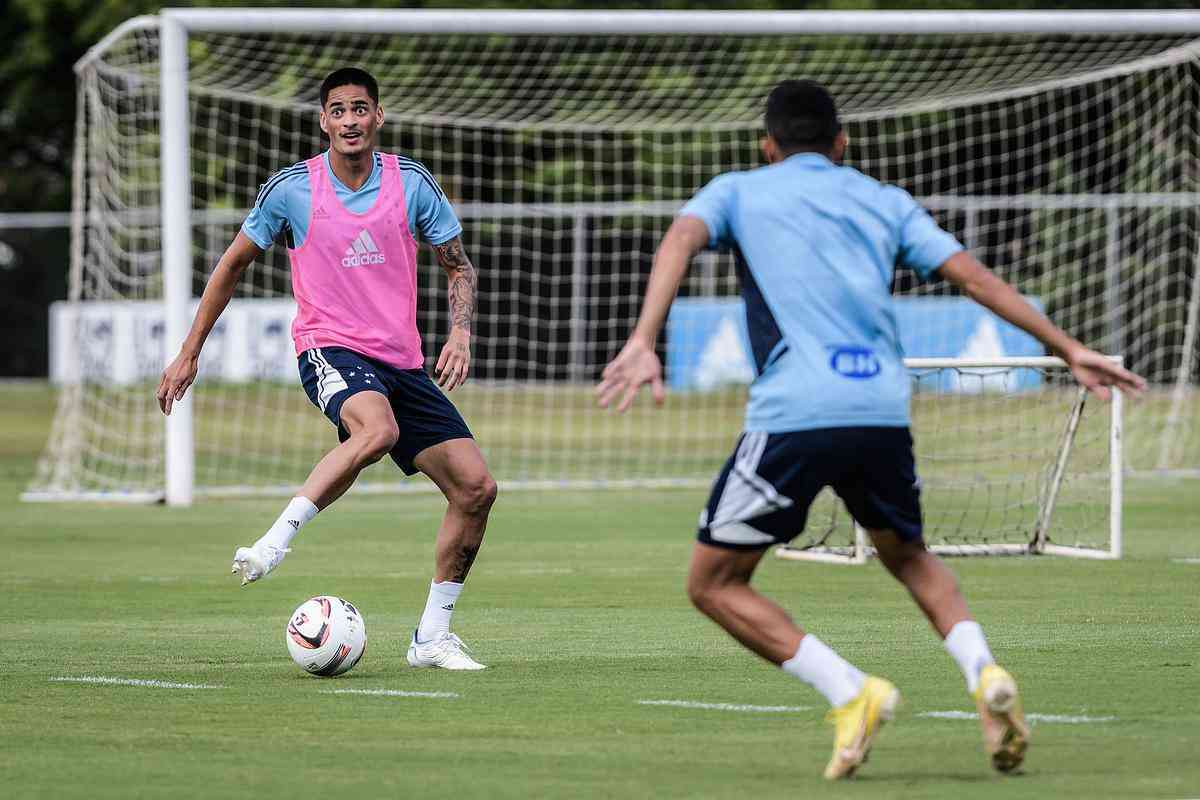 À espera de resolução de imbróglio no Cruzeiro na Fifa, Angulo participa de  treino na Toca - Superesportes