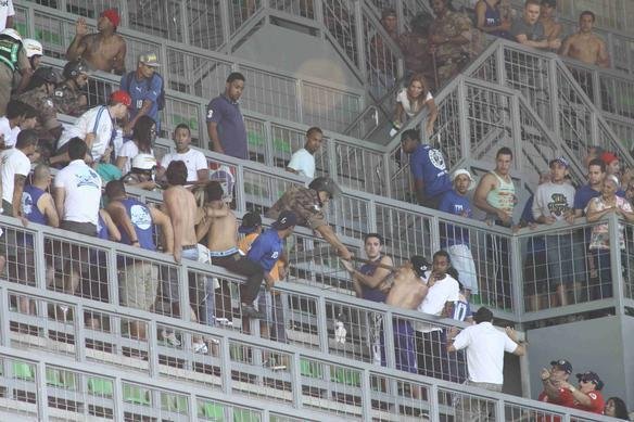 Pouco antes do clssico, alguns torcedores do Cruzeiro brigaram entre si nas cadeiras do Independncia. A PM teve de interferir no tumulto e acabou encontrando resistncia por parte dos mais exaltados.