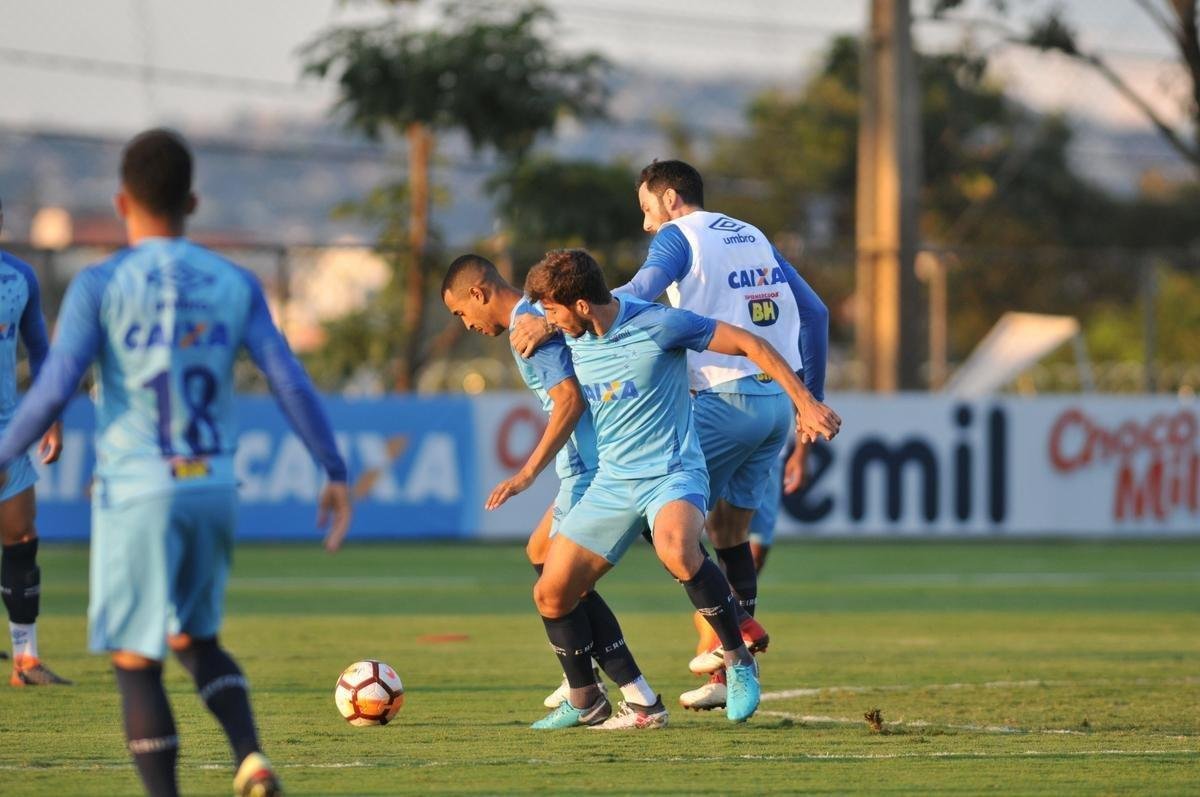 Fotos do treino do Cruzeiro desta segunda-feira, na Toca da Raposa II (Alexandre Guzanshe/EM D.A Press)