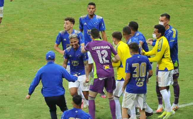 Marcinho vibra com Mozart e companheiros aps evitar derrota do Cruzeiro