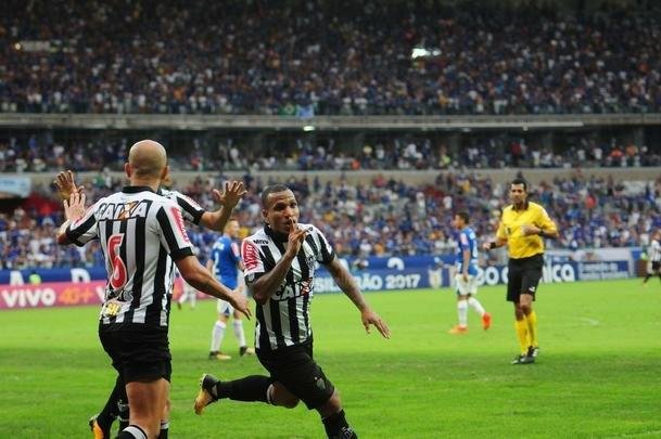 No primeiro gol, Otero saiu pedindo silncio para a torcida do Cruzeiro, maioria no Mineiro