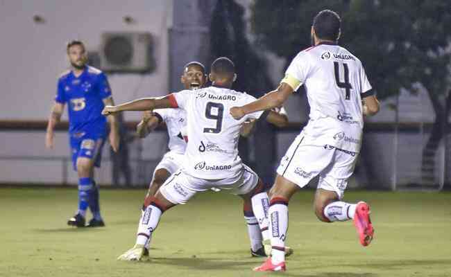 Vitria no deu chances ao Cruzeiro e goleou a equipe mineira por 3 a 0 neste domingo, no Barrado