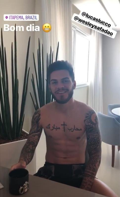 O meia Nathan, do Atltico, curte os primeiros dias de frias em Itapema-SC