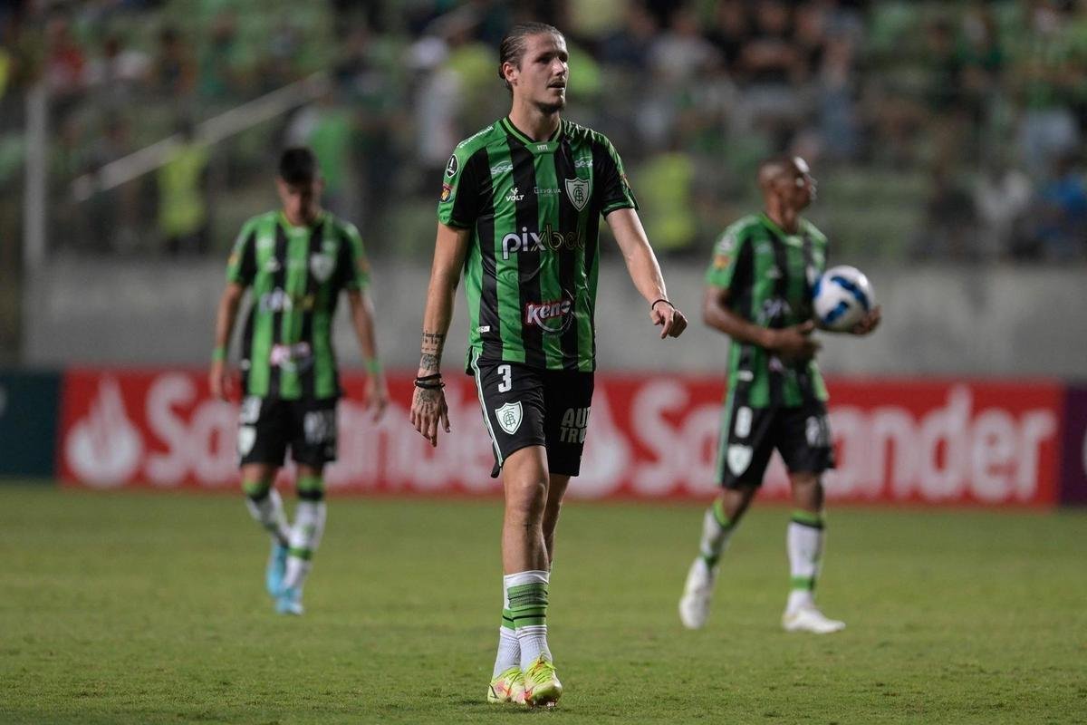 Classificado para a Copa Libertadores pela primeira vez na histria, aps terminar o Campeonato Brasileiro de 2021 na oitava posio, o Amrica estreou no torneio no dia 20 de maro deste ano. Apesar da noite histrica, o Coelho acabou derrotado por 1 a 0 pelo Guaran-PAR, em jogo de ida pela segunda fase preliminar da competio continental, no Independncia. 