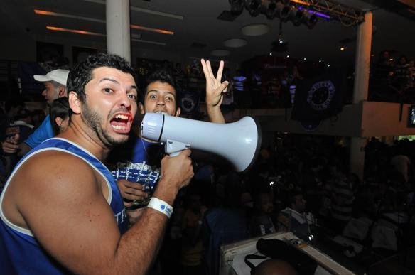 Torcedores do Cruzeiro comemoram o ttulo brasileiro em bares de BH